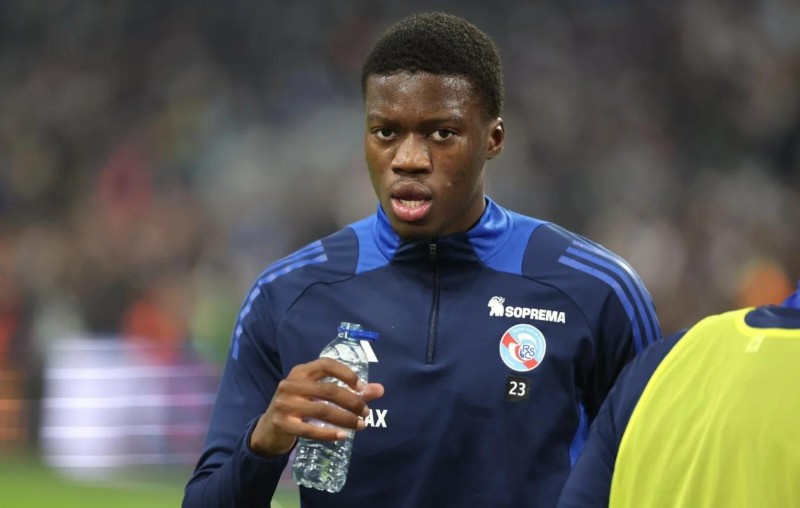 Chelsea triệu hồi Sarr về đá Ngoại hạng Anh