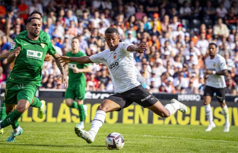Valencia chơi hết sức khi tiếp đón Elche