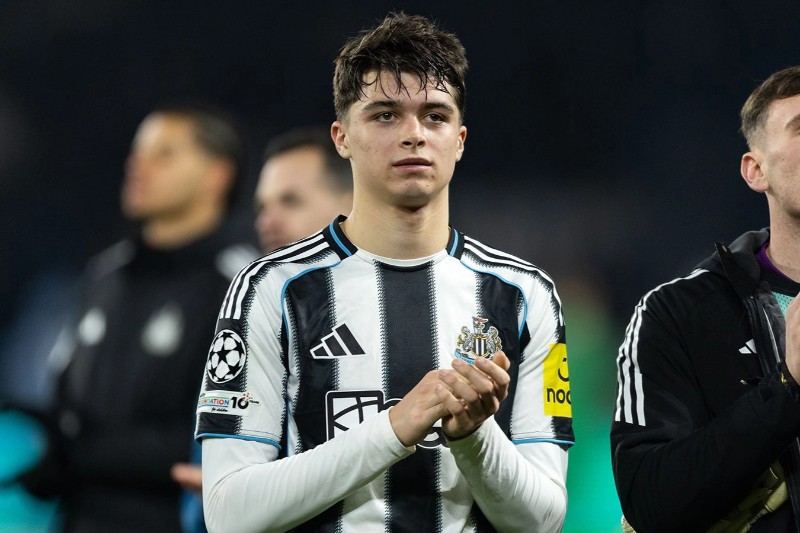 Newcastle không có ý định bán Lewis Miley